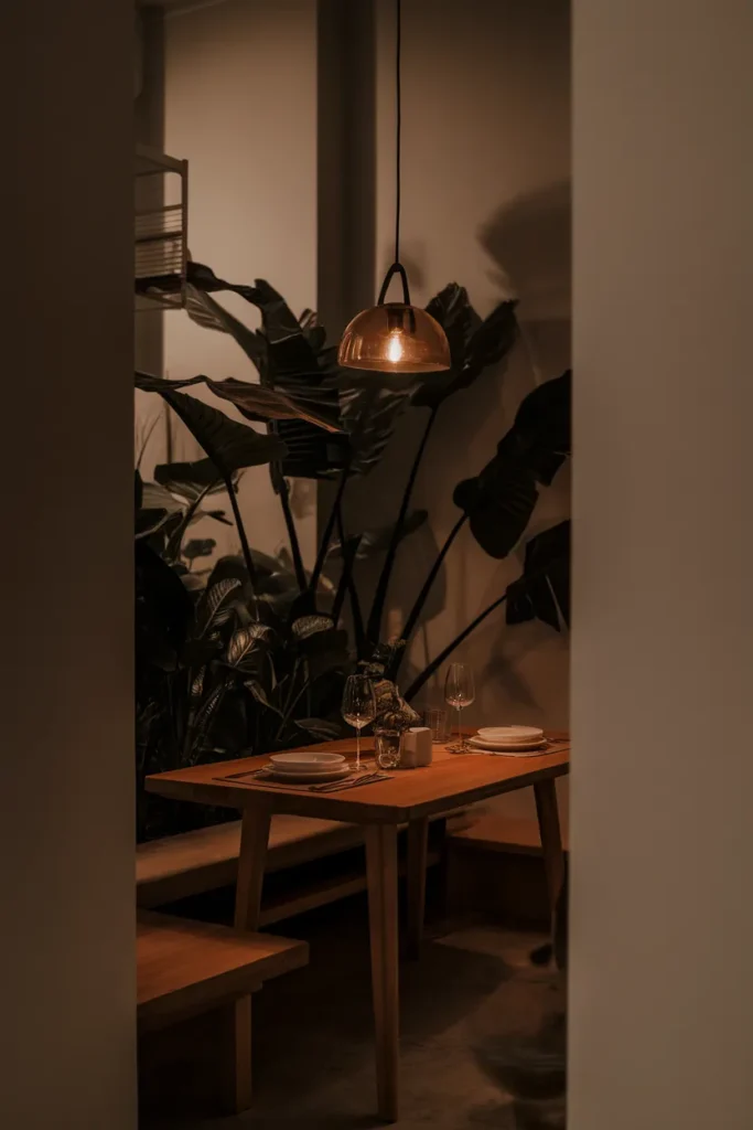 Dark Leaf Dining Glow